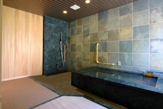 【貸切風呂】…「耀」バリアフリー対応の浴室
