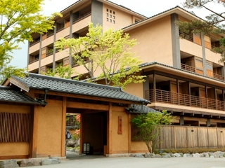 【共立リゾート】湯宿 季の庭～同じ草津温泉の姉妹館。車で約5分の距離に位置しております。