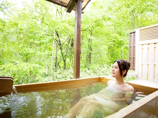 【露天風呂付客室：姫子松の抄】檜造りの客室露天風呂では大自然を満喫♪