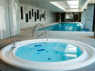 【最上階 プール】ジャグジー(有料/大人のみ)