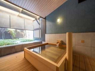 【貸切露天風呂「木香の詠」】広々とした浴槽で木の香りに包まれながら湯浴みをお愉しみください。