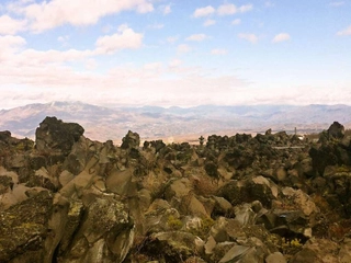 【鬼押出し園】浅間山の噴火の際の溶岩がご覧いただけます。(お車で約40分)