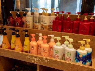 【サービス】シャンプーバー。お好みのものをご利用くださいませ。