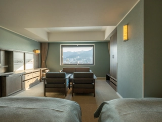 【フォース】ベッドからでも雄大な函館山を望むことができます。