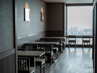 【10階/湯上り処 空】お風呂上りの待ち合わせ場所にご利用ください。夜には夜鳴きそばをご用意しております。