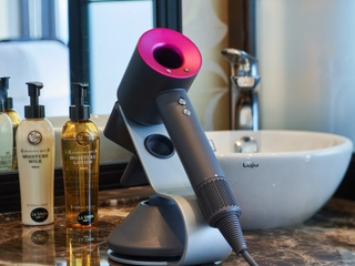 【大浴場/女性脱衣所-パウダールーム-】ドライヤーはDyson-ダイソン-等数種類をご用意。