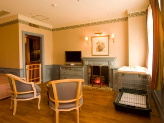 【ペットとお泊りルーム】ゲージ、水飲みトレイ、食事用トレイ、トイレシート、消臭剤、足ふきタオルを完備