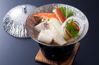 【夕食一例】海の幸も食べたい！そんな方には「海鮮鍋」もご用意可能です。（イメージ）