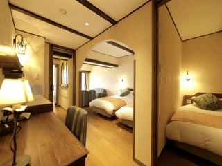 【ラビスタフォース】リビングに2台、個室に2台と合計4つのベッドを備えた客室。グループ様のご宿泊におすすめです。