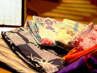 【サービス】男女ともに選べるデザイン浴衣は大好評。身長別でご用意しております。