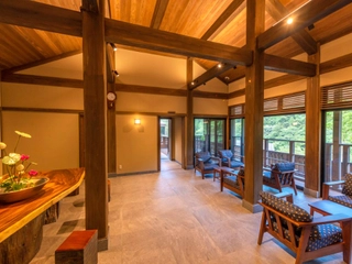 【迎え処】スロープカーに乗り込む前に、こちらで一息。ゆったりと座りながらお手続きいただけます。