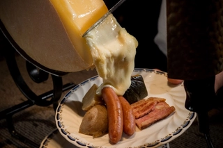 ■夕食■~洋食限定~花畑牧場のラクレットチーズ。目の前で溶かされた熱々のチーズは絶品です。(一例)