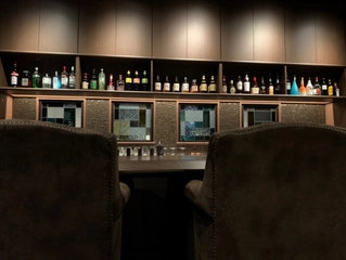 【1階/Bar Slow Way】ゆったりとした空間でステンドガラスを背景に贅沢なひと時をお過ごしください。