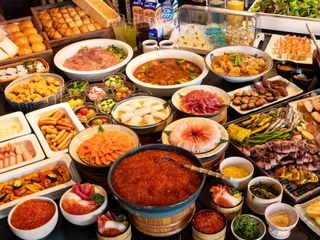 【朝食】北海道産いくらかけ放題の海鮮丼や炙焼き、洋食・デザートなど和洋メニュー多彩に用意。