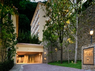 【外観】高台に佇む南仏プロヴァンス。非日常のひと時をお届けいたします。