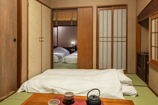 【客室】布団敷き/Futons