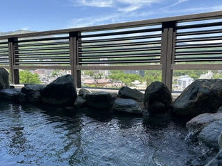 【眺望浴場】冬には雪化粧をまとった山々を。