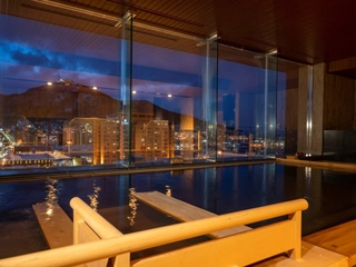 【大浴場/内湯】泉質は保温効果抜群の「ナトリウム塩化物強塩泉」。