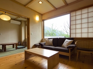 【開放式内風呂＋洋式ベッドの和洋室】寛ぎスペースを備えた和室部分。