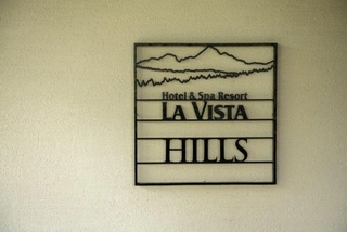 【外観】Lavistaのロゴでお客様をお迎え