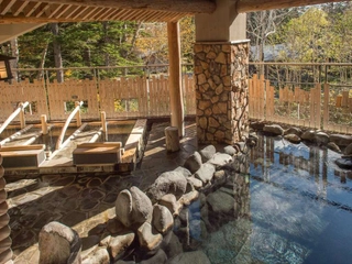 ■大浴場「もむにの湯」■~紅葉シーズン~色づく木々と景色と共にお湯で癒しを。