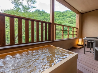 全室に天然温泉風呂を備えた客室で贅沢な滞在を