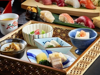 【ご夕食】前菜は彩り豊かに。旬の味覚を食前酒とともにお愉しみください。