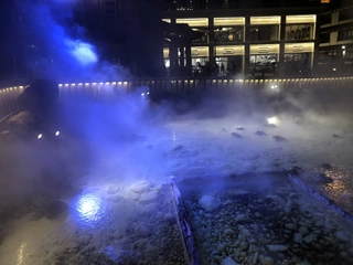 【湯畑】夜にはライトアップされ、昼とは異なる湯畑をご覧いただけます。