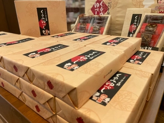 【売店】「想ひ出横丁」。東北のお土産品を中心に販売しております。こけしなどの郷土品の他に、オリジナルアメニティ類も販売♪