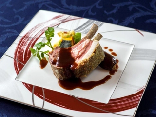 【夕食】お肉料理は仔羊のペルシヤード ※季節によってご提供内容は異なります