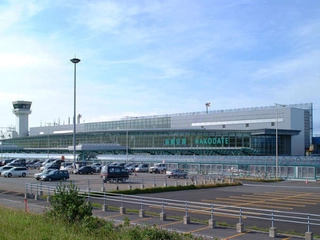 【周辺】函館空港 JR函館駅までは発着便に合わせたシャトルバスが運行されています(ホテルから車で約20分)