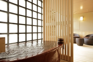 特別室(4ベッド)と和洋室の温泉露天風呂