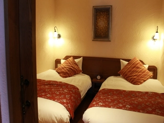 【ローズフォース】リビングルームとは別に2名様用の寝室を設けております。