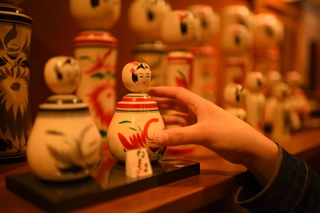 【売店】「想ひ出横丁」。東北のお土産品を中心に販売しております。こけしなどの郷土品の他に、オリジナルアメニティ類も販売♪