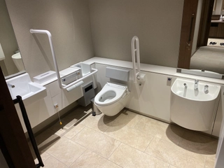 【バリアフリートイレ】2階フロント横にございます。