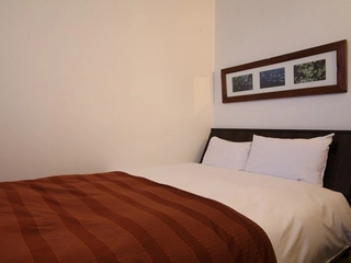 ■ダブル■屋根の傾斜を活かしたロフト風。広さは22㎡。1名様からご利用いただけます。