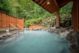 【大浴場】「鳳山の湯」の露天風呂。日ごとに温泉の色が変わる露天風呂をゆったりとお楽しみください。