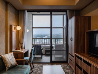 【客室/ヘンゼルとグレーテル】リゾート風の客室ではメルヘンな異空間をお愉しみいただけます。