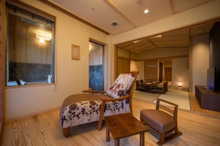 【特別室】～広縁に置いてある特製ソファに腰かけると、眼前には日本庭園が広がっています。