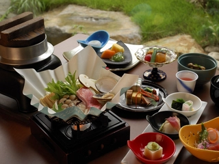 【お食事処 花鳥】季節の寄せ鍋をご用意。