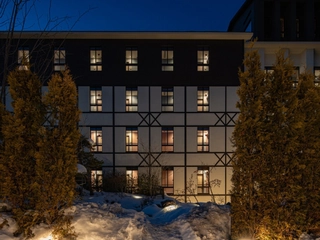 【外観】時間帯によって表情を変える中庭