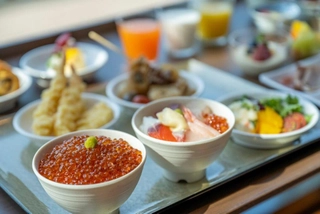 【朝食】一日の始まりに和洋多彩な朝食バイキングをお愉しみください。