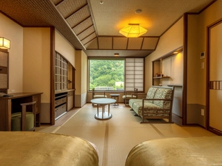 【ツイン】畳敷きにセミダブルベッド2台とソファを配し、機能性と快適性を兼ね備えた和洋室タイプの客室。
