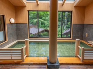 【大湯処】”内湯” 「美肌の湯」と称される効能高い温泉をふんだんに引き込んでおります