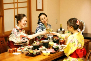 【夕食】食事(イメージ )/Enjoy the dinner with your friend (image)