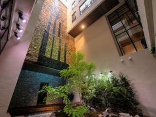 【館内】時間によって変わる滝。雰囲気が異なります。