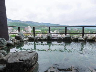 【眺望浴場】露天風呂では、湯畑温泉をお愉しみいただけます。