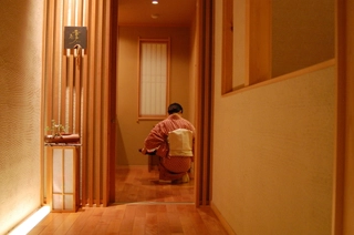 和服姿でお客様のおもてなし