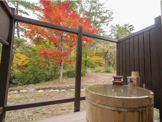 露天風呂付客室一例(眺望:秋)