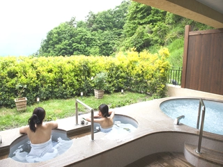 【女性大浴場】女性露天風呂は開放的なジャグジー付き。※天然温泉ではありません。